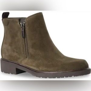 Munro Chelsea style lug sole ankle boots